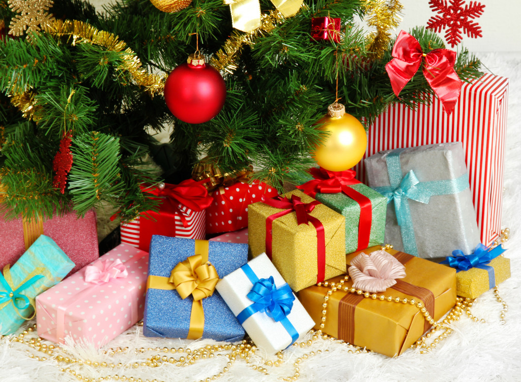 Рождественская елка с подарками jigsaw puzzle in Новый год и Рождество puzzles on TheJigsawPuzzles.com