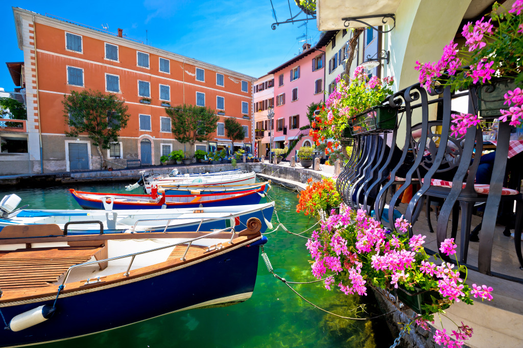 Limone sul Garda, Lombardie, Italie jigsaw puzzle in Paysages urbains puzzles on TheJigsawPuzzles.com