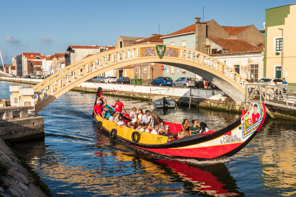 Traditionelles Boot in Aveiro, Portugal jigsaw puzzle in Brücken puzzles on TheJigsawPuzzles.com