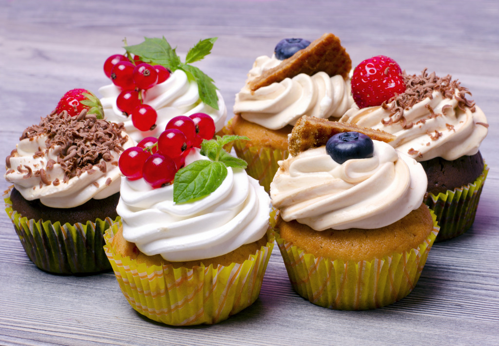Cupcakes with Fresh Berries jigsaw puzzle in Food & Bakery puzzles on TheJigsawPuzzles.com