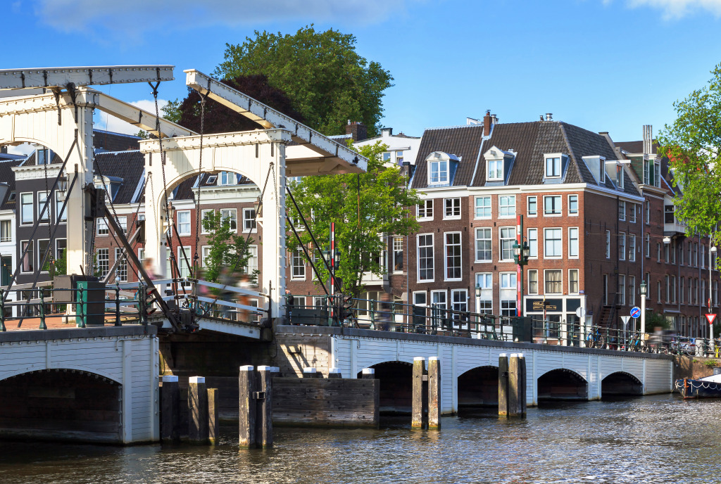 Pont étroit à Amsterdam, Les Pays-Bas jigsaw puzzle in Ponts puzzles on TheJigsawPuzzles.com