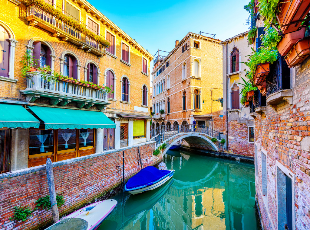 Narrow Canal in Venice jigsaw puzzle in Street View puzzles on TheJigsawPuzzles.com