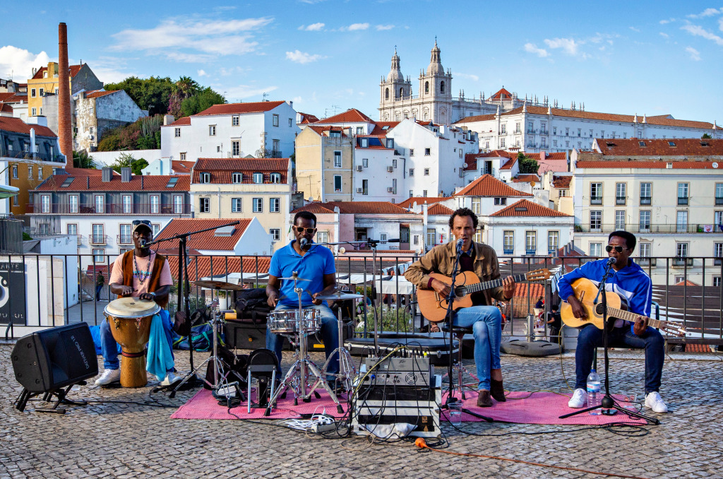Groupe de musique de rue à Lisbonne, Portugal jigsaw puzzle in Personnes puzzles on TheJigsawPuzzles.com