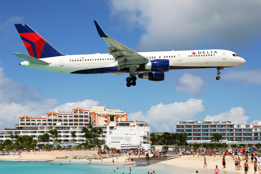 St. Martin International Airport jigsaw puzzle in Aviation puzzles on TheJigsawPuzzles.com