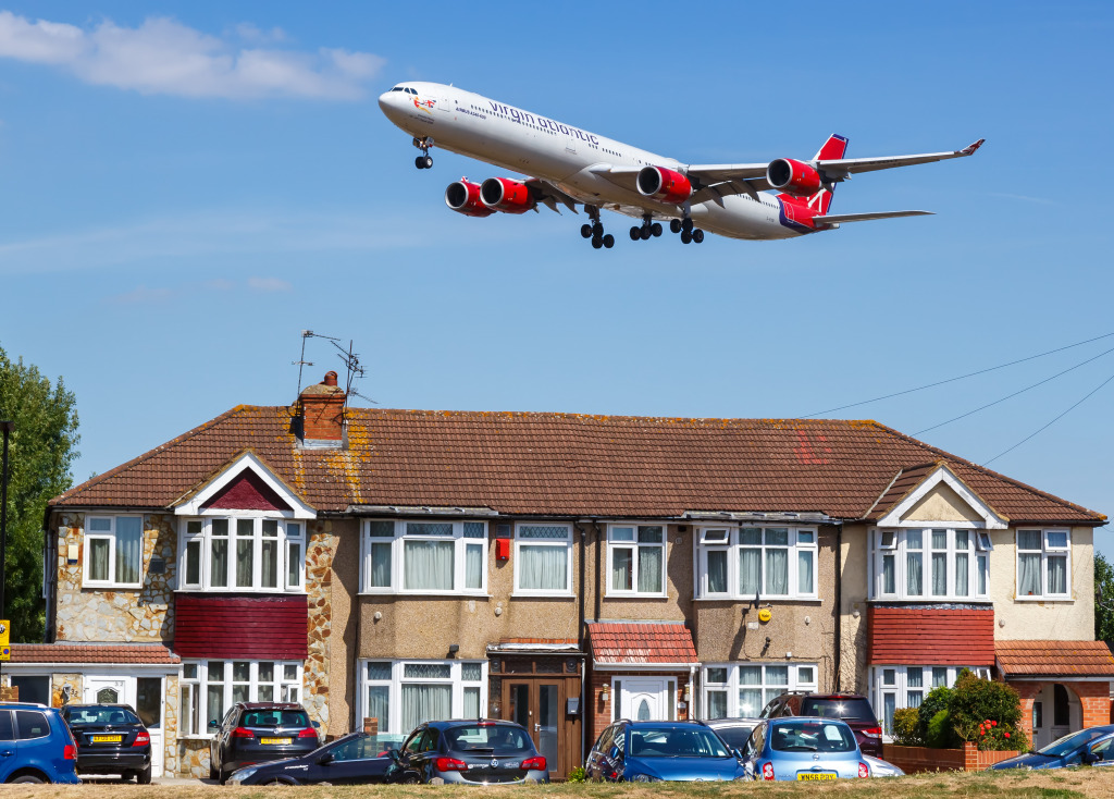 Descending at the London Heathrow Airport jigsaw puzzle in Aviation puzzles on TheJigsawPuzzles.com