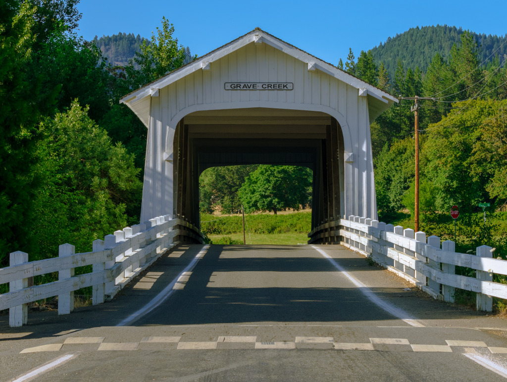 Historische gedeckte Brücke von Grave Creek, Oregon jigsaw puzzle in Brücken puzzles on TheJigsawPuzzles.com