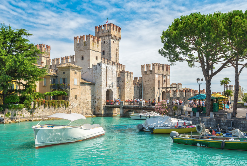 Castelo de Sirmione, Lago de Garda, Itália jigsaw puzzle in Castelos puzzles on TheJigsawPuzzles.com