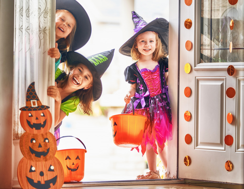 Trick-or-treating jigsaw puzzle in Halloween puzzles on TheJigsawPuzzles.com