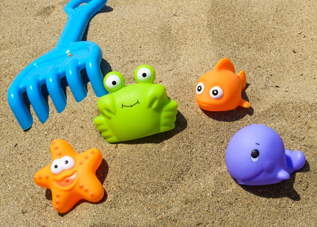 Brinquedos de Plástico na Praia jigsaw puzzle in Oceano puzzles on TheJigsawPuzzles.com