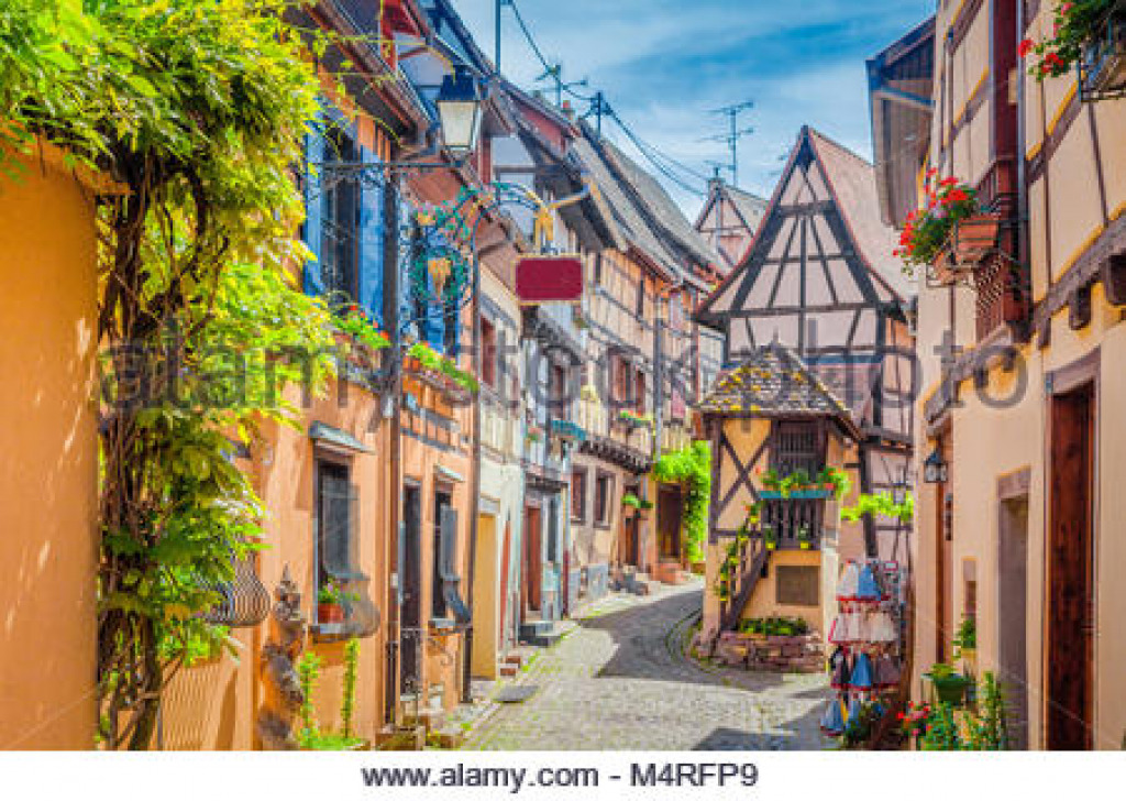 charming-street-scene-with-colorful-houses-in-the-historic-town-of-m4rfp9 jigsaw puzzle in Lynda Baran puzzles on TheJigsawPuzzles.com