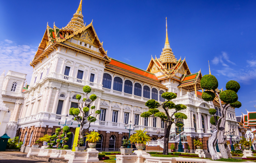 Bangkok, Thailand - July 25: the Grand Palace In Bangkok, Thailand On July 25, 2015.traditional Thai Architecture,  Pavilions Se jigsaw puzzle in Châteaux puzzles on TheJigsawPuzzles.com