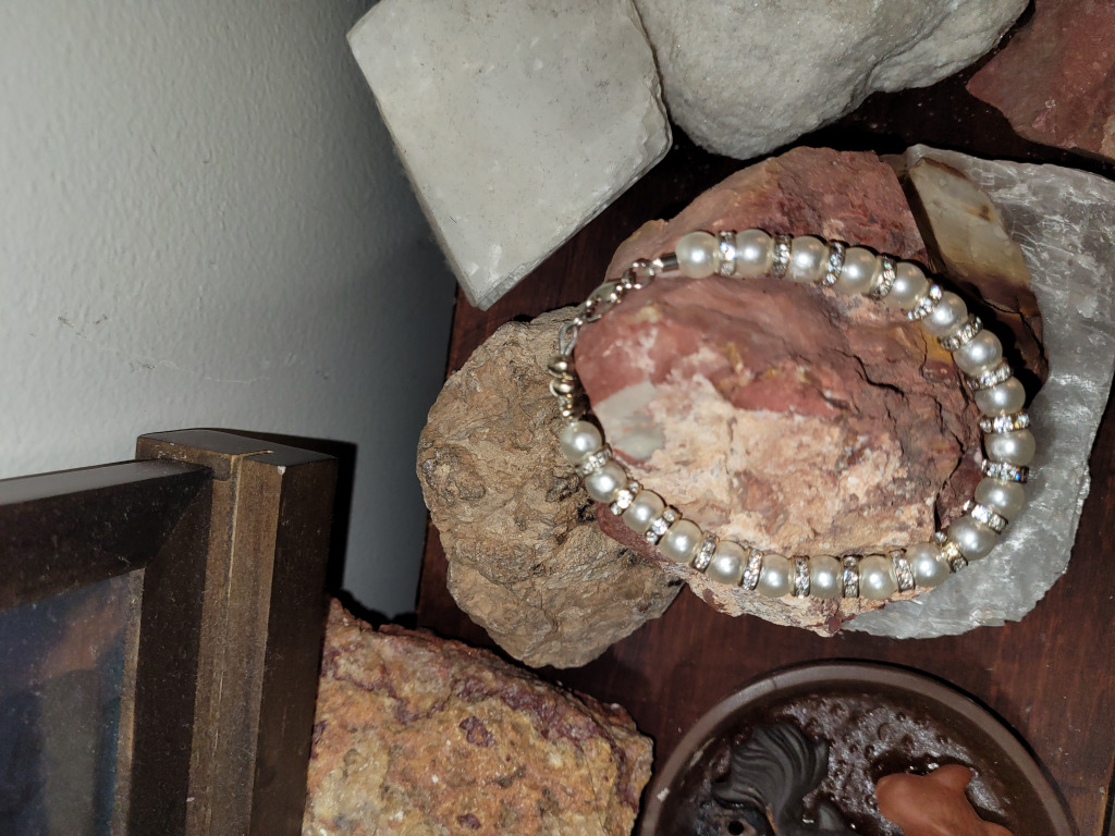 Pearl With Rhinestones Medium jigsaw puzzle in Carol Stone puzzles on TheJigsawPuzzles.com