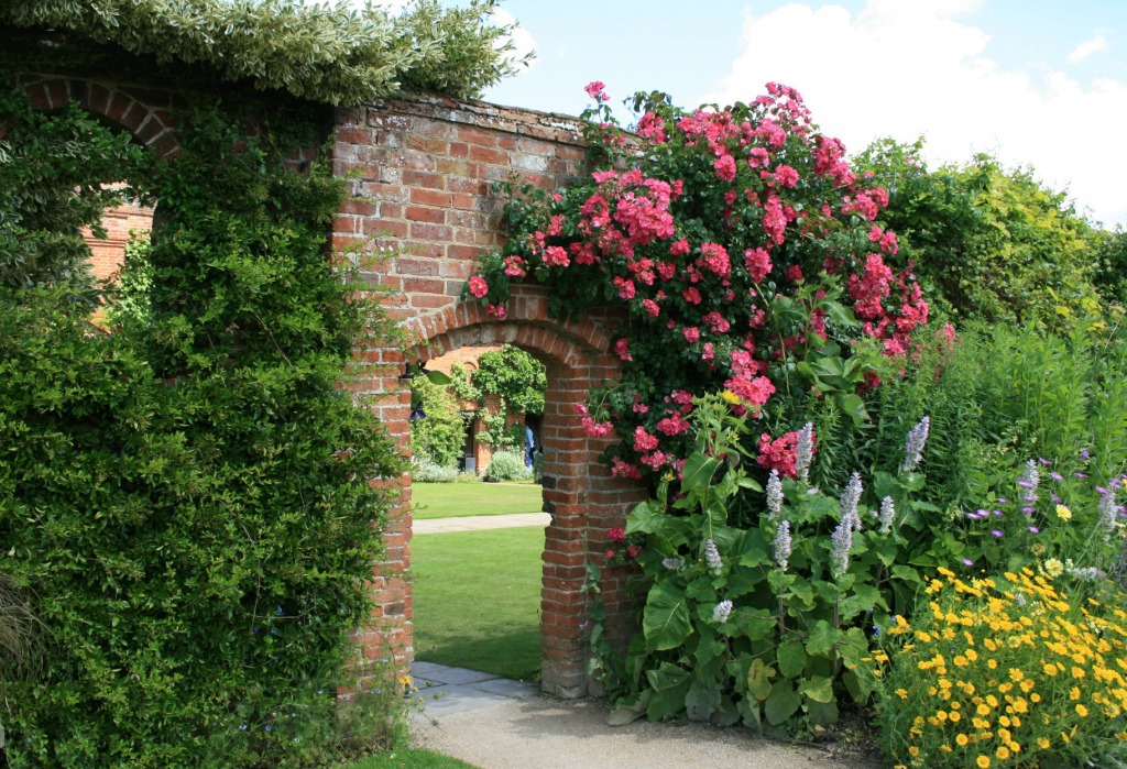 Archway onto the Front Lawn jigsaw puzzle in Flowers puzzles on TheJigsawPuzzles.com