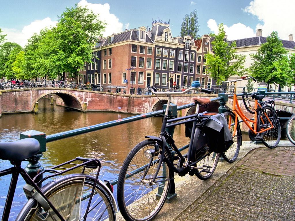 Canal de Amsterdã com Bicicletas jigsaw puzzle in Pontes puzzles on TheJigsawPuzzles.com