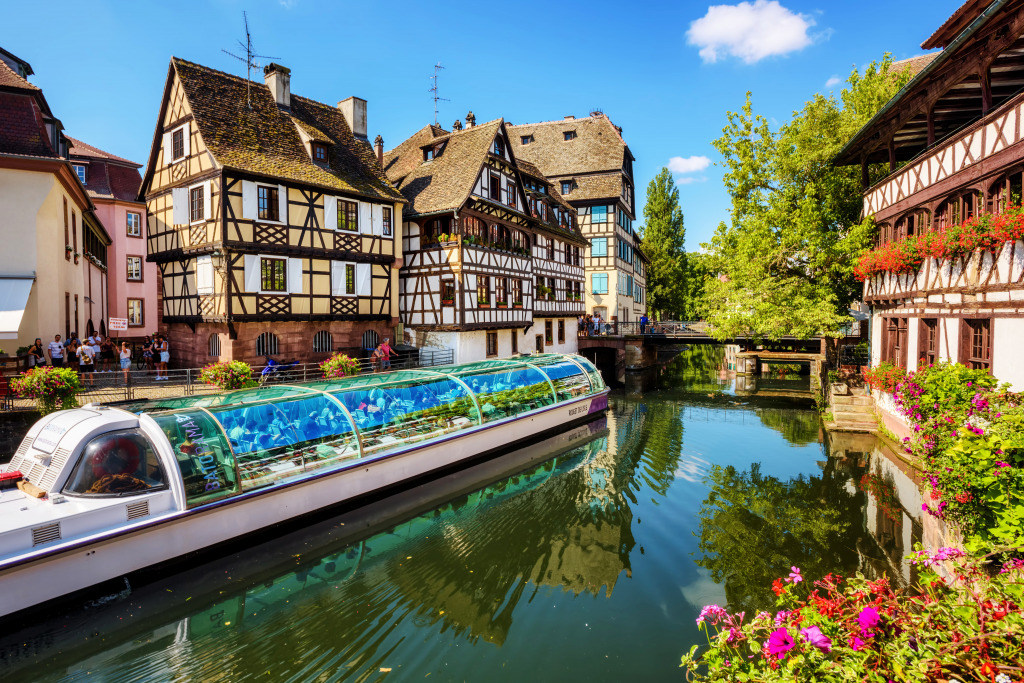 Туристическая лодка в Страсбурге, Франция jigsaw puzzle in Пазл дня puzzles on TheJigsawPuzzles.com
