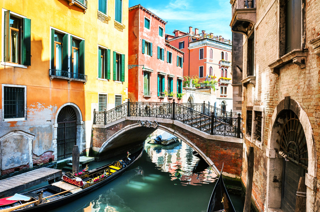 Narrow Canal in Venice, Italy jigsaw puzzle in Bridges puzzles on TheJigsawPuzzles.com