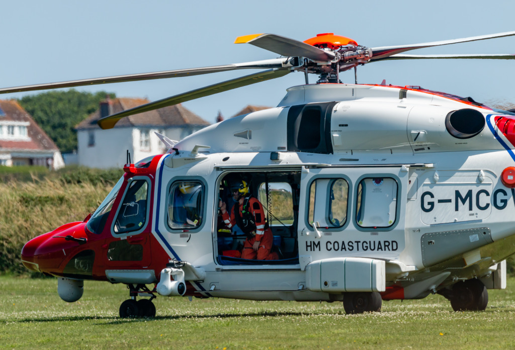 Helicóptero de Resgate da Guarda Costeira de Sua Majestade no País de Gales jigsaw puzzle in Aviação puzzles on TheJigsawPuzzles.com
