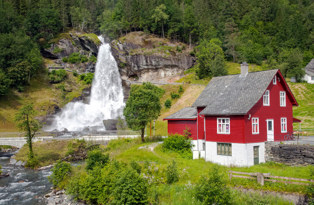Wasserfall Steinsdalsfossen, Norwegen jigsaw puzzle in Wasserfälle puzzles on TheJigsawPuzzles.com