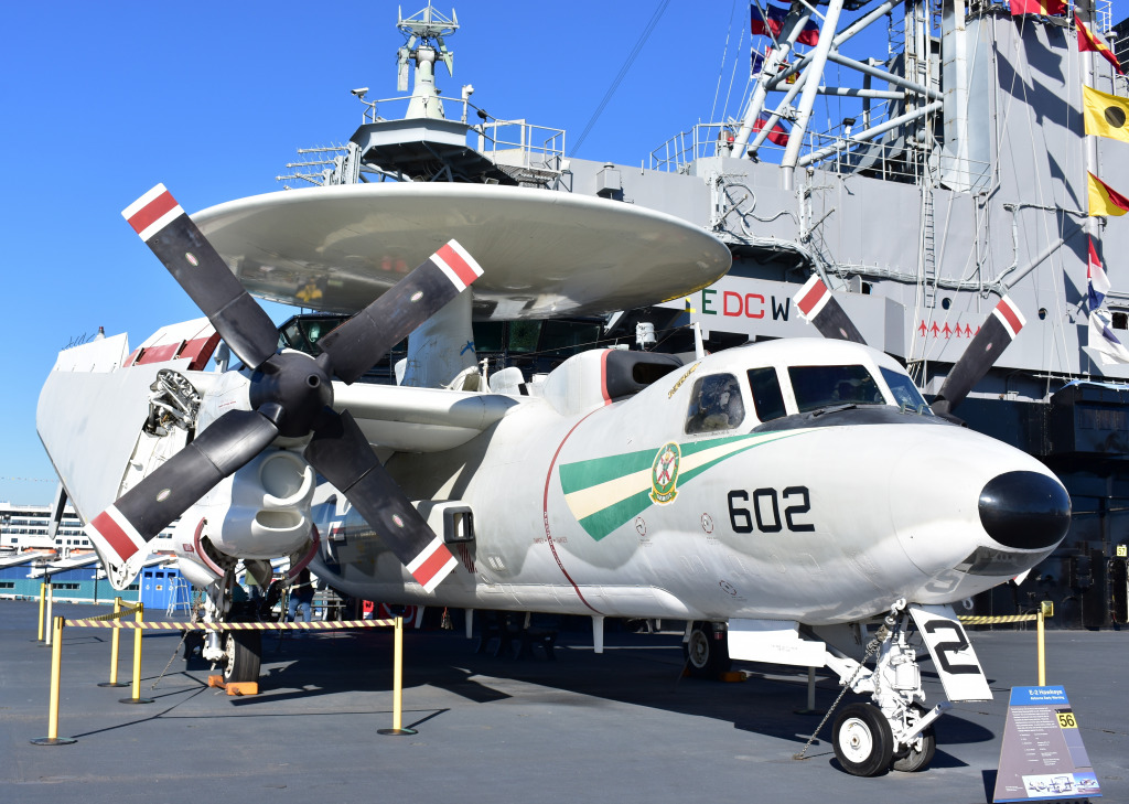 Musée Hawkeye Airborne USS Midway jigsaw puzzle in Aviation puzzles on TheJigsawPuzzles.com