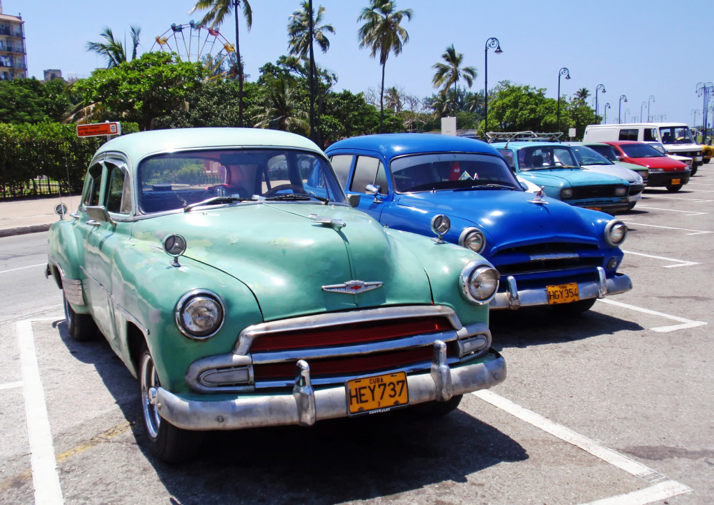 Винтажные американские автомобили в Гаване jigsaw puzzle in Автомобили и Мотоциклы puzzles on TheJigsawPuzzles.com
