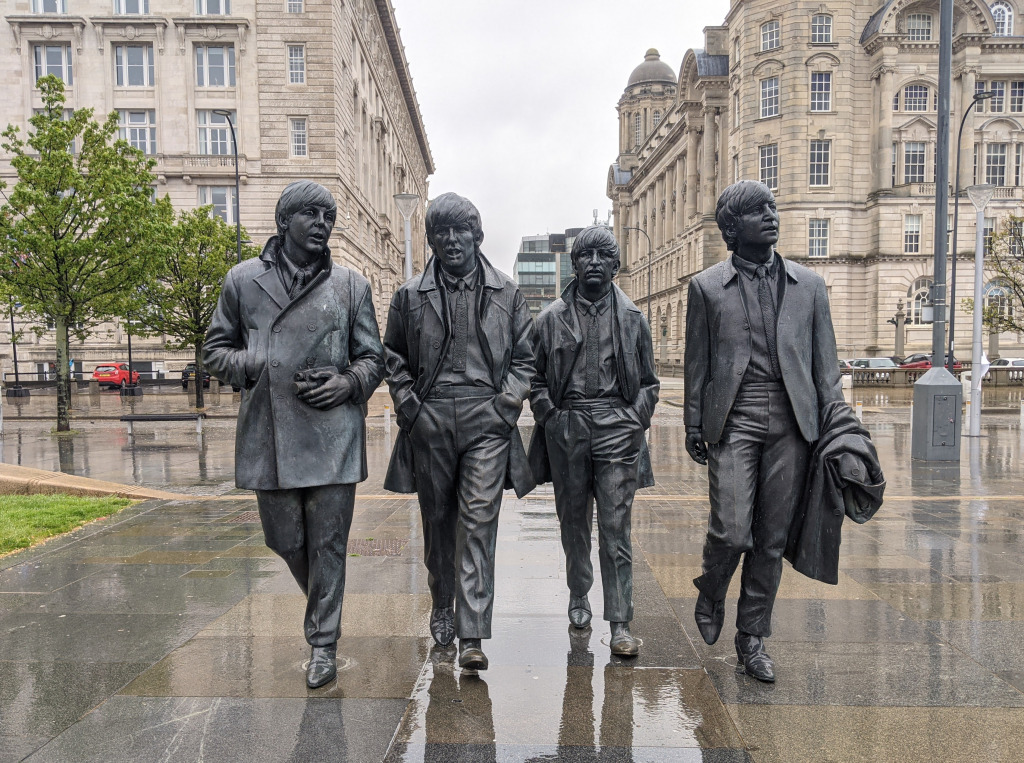 Statues des Beatles sur le front de mer de Liverpool jigsaw puzzle in Personnes puzzles on TheJigsawPuzzles.com
