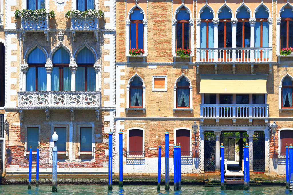 Fassaden in der Nähe des Canal Grande in Venedig jigsaw puzzle in Straßenansicht puzzles on TheJigsawPuzzles.com
