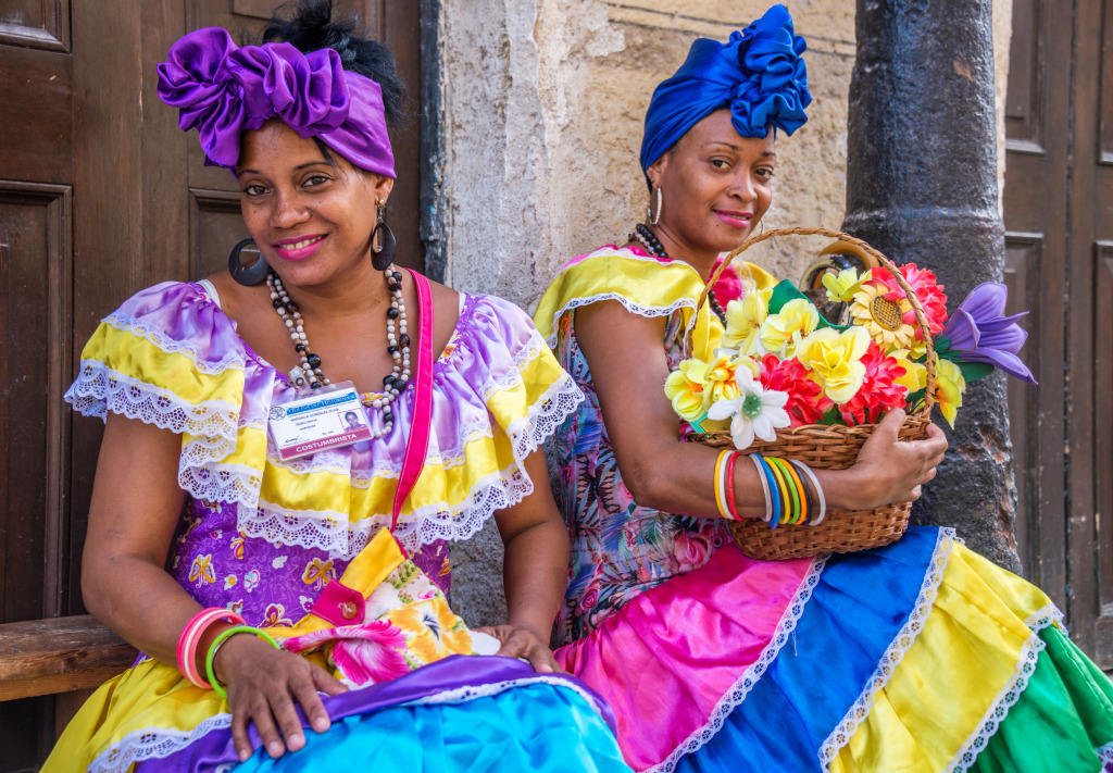 Femmes en costumes folkloriques à La Havane, Cuba jigsaw puzzle in Personnes puzzles on TheJigsawPuzzles.com