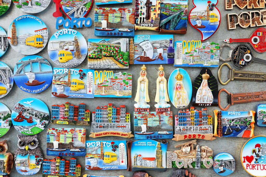Aimants souvenirs à Porto, Portugal jigsaw puzzle in Macrophotographie puzzles on TheJigsawPuzzles.com