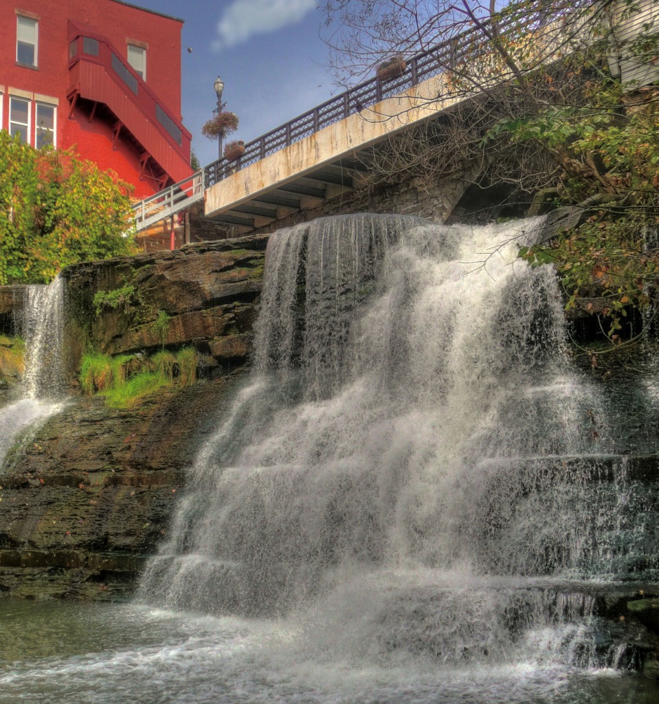Gerade unter Chagrin Falls, Ohio jigsaw puzzle in Wasserfälle puzzles on TheJigsawPuzzles.com