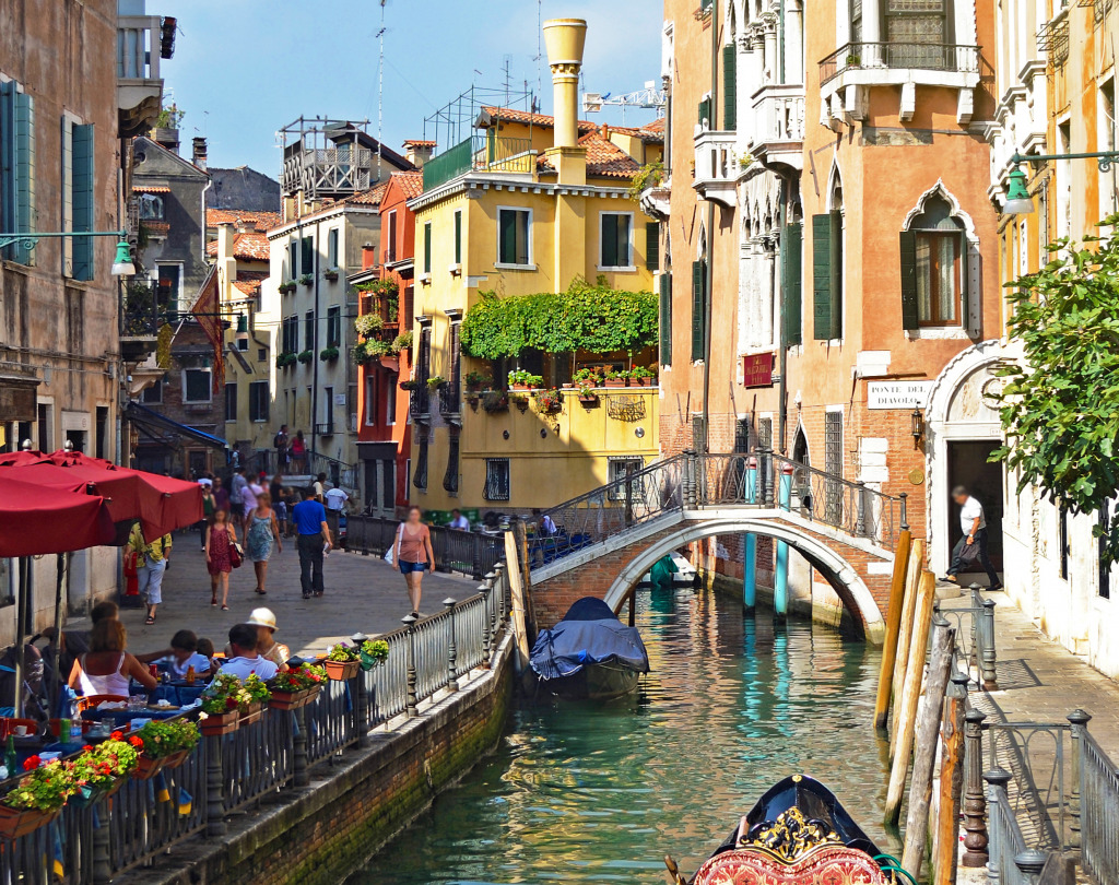 Gondola on the Canal in Venice jigsaw puzzle in Bridges puzzles on TheJigsawPuzzles.com
