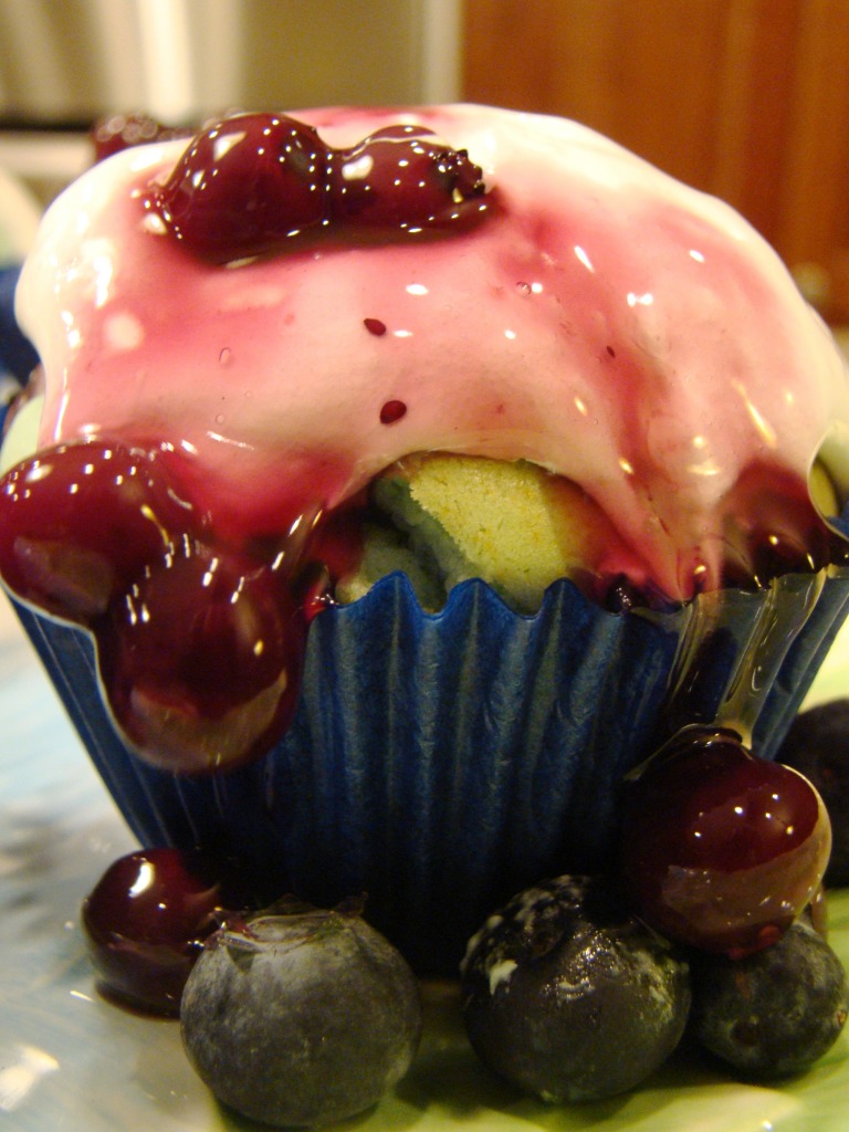Blueberry Blue Curacao Cupcake jigsaw puzzle in Food & Bakery puzzles on TheJigsawPuzzles.com