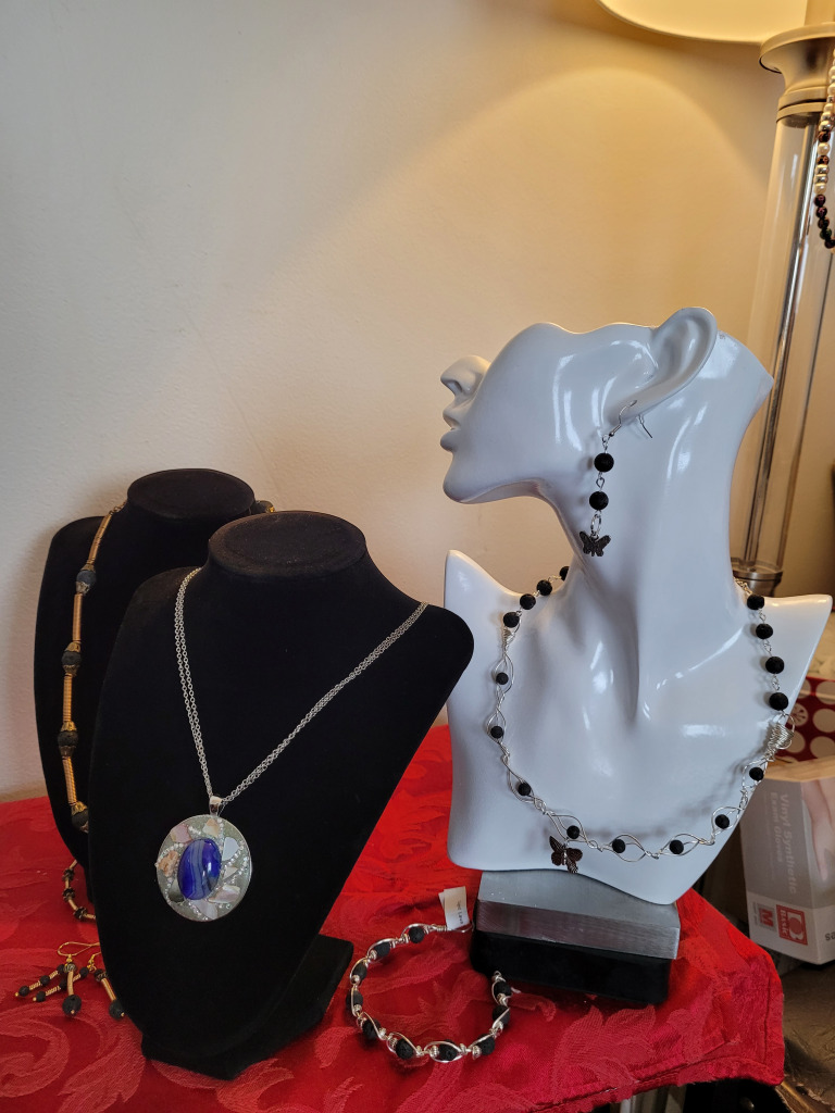 Cabochon in Forefront jigsaw puzzle in Carol Stone puzzles on TheJigsawPuzzles.com