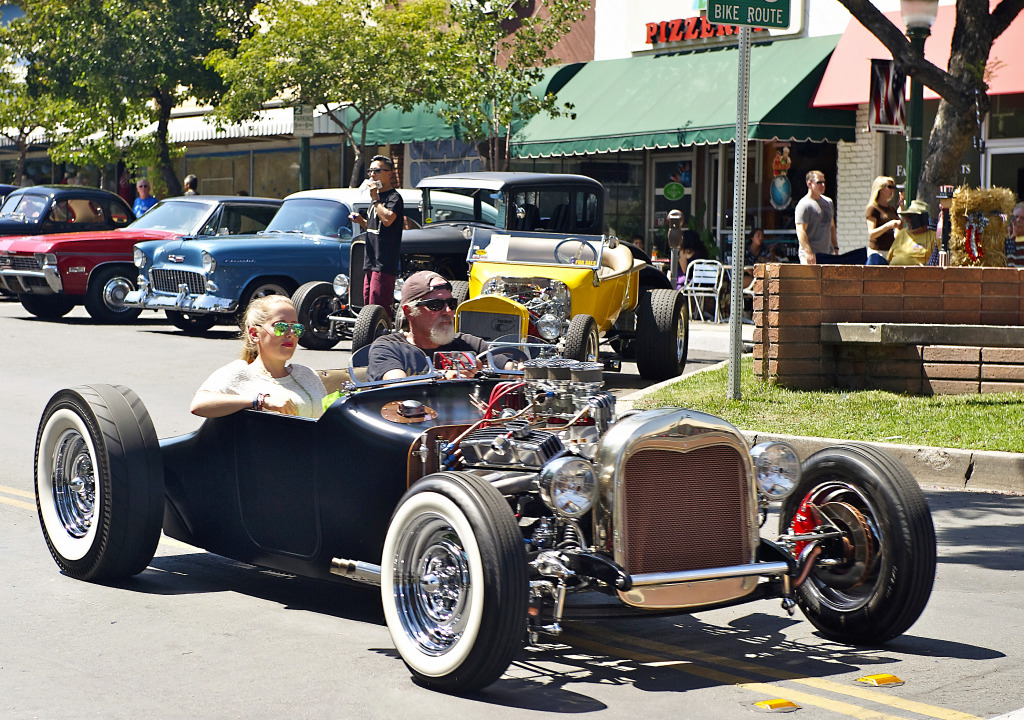 Classic Roadster in Montrose, California jigsaw puzzle in Cars & Bikes puzzles on TheJigsawPuzzles.com