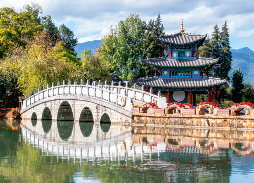 Parc de jade au printemps, Lijiang, Chine jigsaw puzzle in Ponts puzzles on TheJigsawPuzzles.com