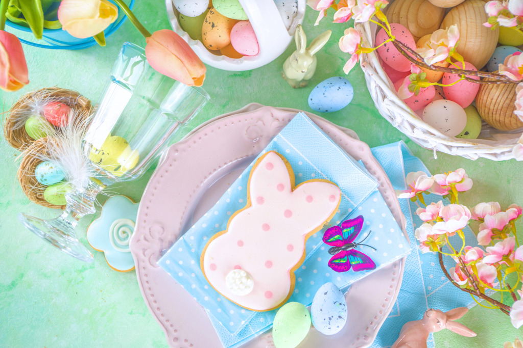 Réglage de la table de Pâques avec fleurs, œufs et biscuits jigsaw puzzle in Nourriture et boulangerie puzzles on TheJigsawPuzzles.com