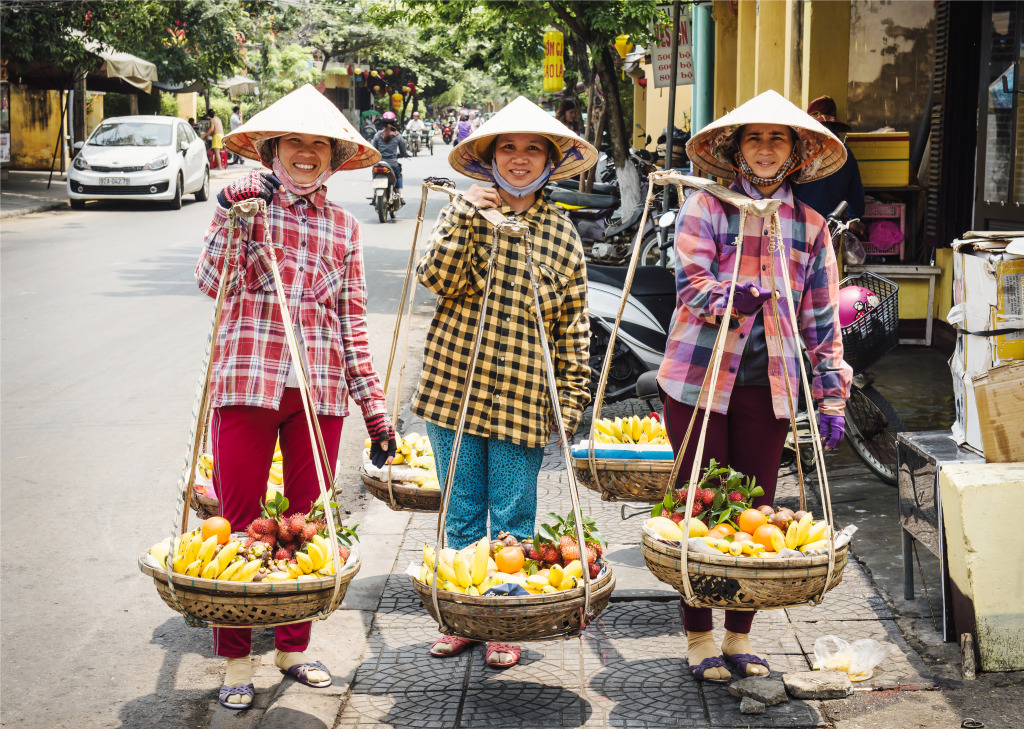 Vendeurs de fruits à Hoi An, Vietnam jigsaw puzzle in Personnes puzzles on TheJigsawPuzzles.com