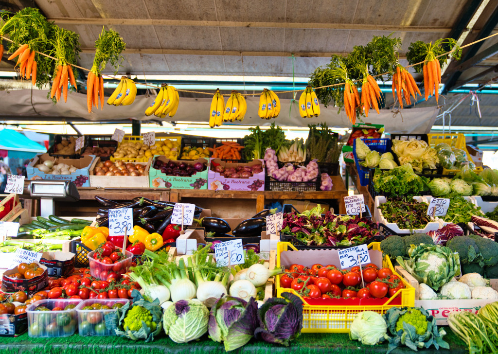 Vegetable and Fruit Market in Venice, Italy jigsaw puzzle in Fruits & Veggies puzzles on TheJigsawPuzzles.com