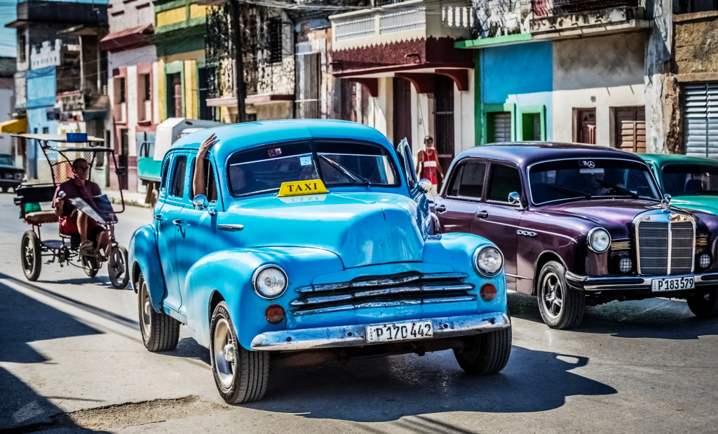 Classic Chevrolet in Varadero, Cuba jigsaw puzzle in Cars & Bikes puzzles on TheJigsawPuzzles.com