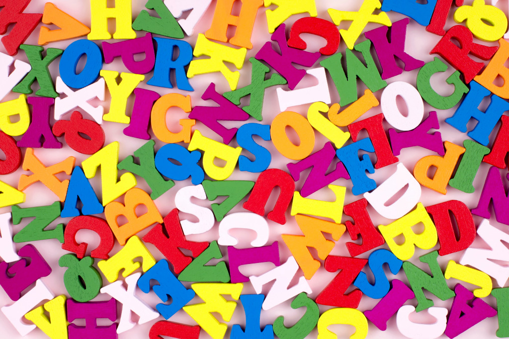 Разноцветные яркие деревянные буквы jigsaw puzzle in Макросъёмка puzzles on TheJigsawPuzzles.com