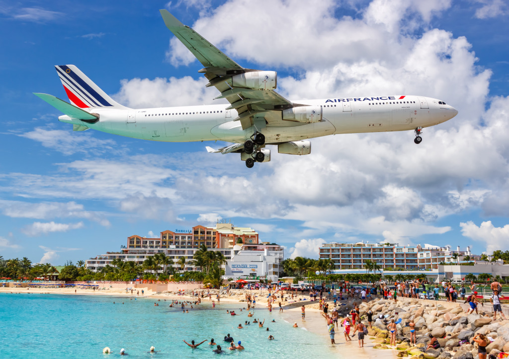 Airbus d’Air France atterrissant à l’aéroport de Sint Maarten jigsaw puzzle in Aviation puzzles on TheJigsawPuzzles.com