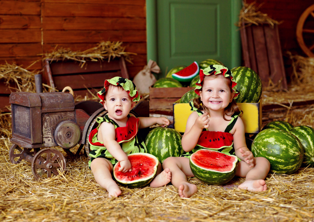 Kinder, die Wassermelonen in der Scheune essen jigsaw puzzle in Obst & Gemüse puzzles on TheJigsawPuzzles.com
