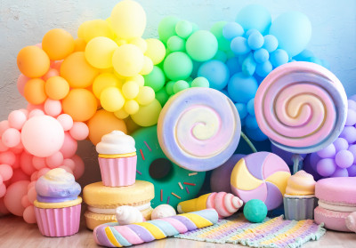 Regenbogenballons und Süßigkeiten