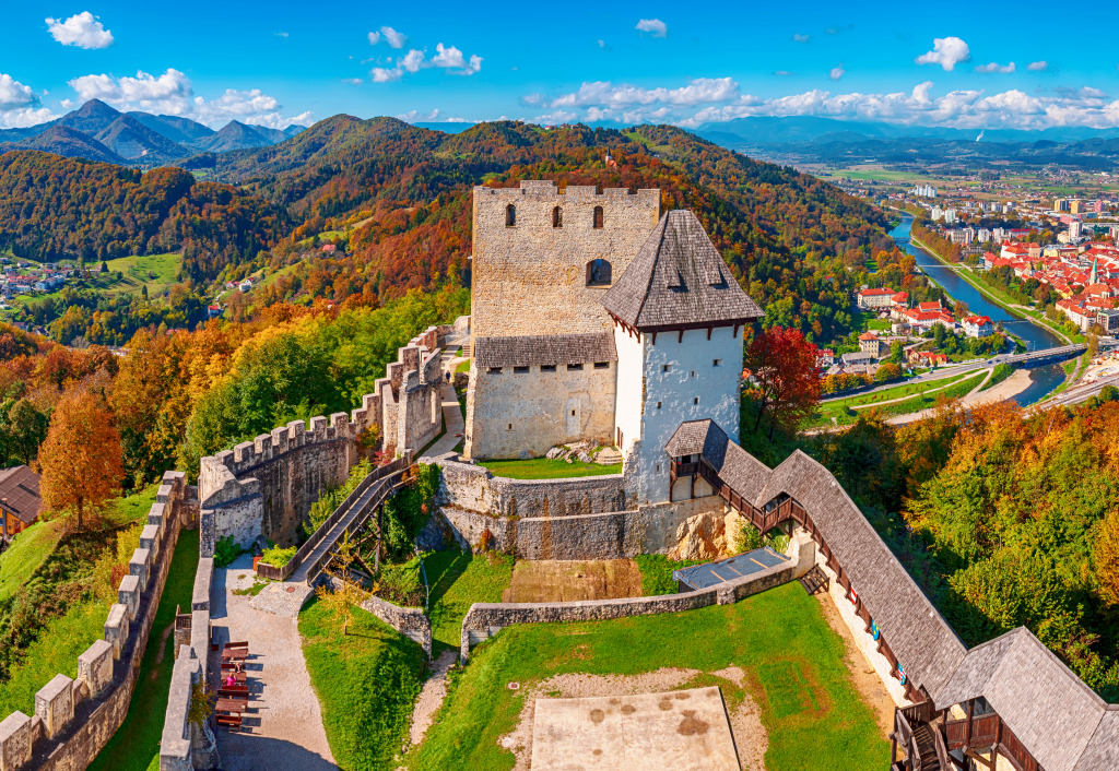 Mittelalterliche alte Burg in Slowenien jigsaw puzzle in Schlösser puzzles on TheJigsawPuzzles.com