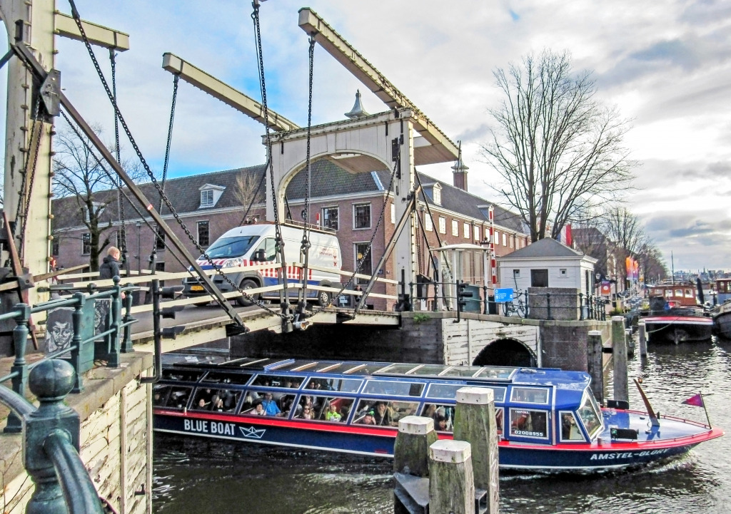 Туристическая лодка в Амстердаме jigsaw puzzle in Мосты puzzles on TheJigsawPuzzles.com