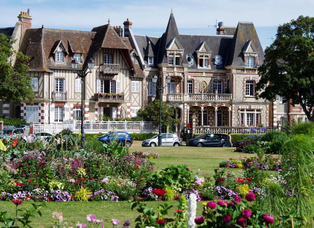 Manor in Cabourg, Lower Normandy, France jigsaw puzzle in Castles puzzles on TheJigsawPuzzles.com