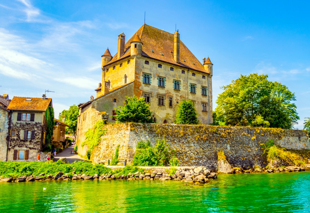 Vista do lago do castelo na cidade francesa Yvoire jigsaw puzzle in Castelos puzzles on TheJigsawPuzzles.com