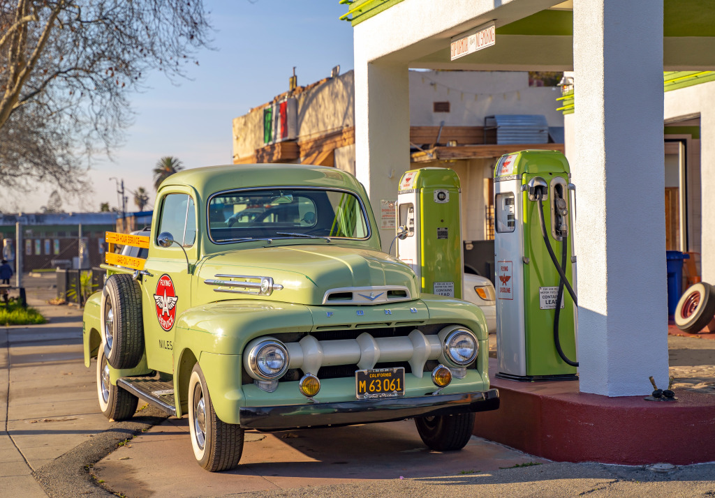 Retro-Ford-Pickup an einer Tankstelle, USA jigsaw puzzle in Autos & Motorräder puzzles on TheJigsawPuzzles.com