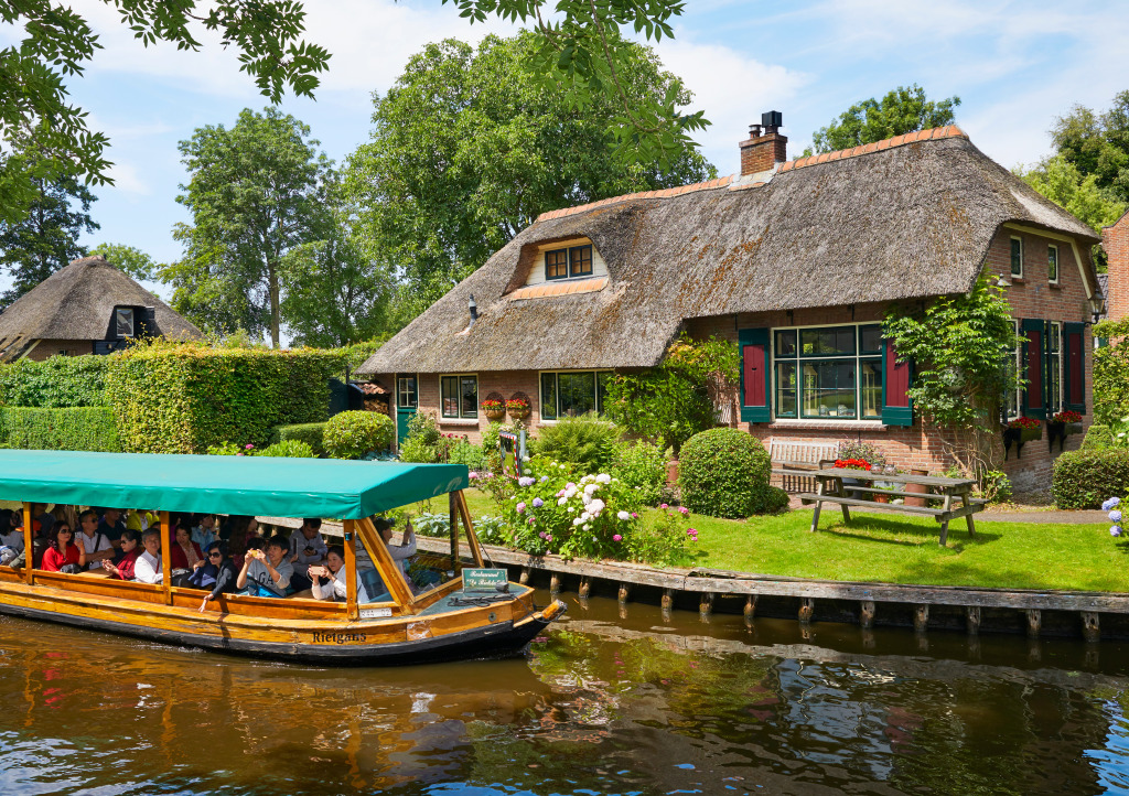 Water Canals in Giethoorn, Netherlands jigsaw puzzle in Street View puzzles on TheJigsawPuzzles.com