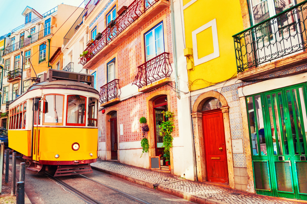 Желтый винтажный трамвай в Лиссабоне, Португалия jigsaw puzzle in Улицы puzzles on TheJigsawPuzzles.com