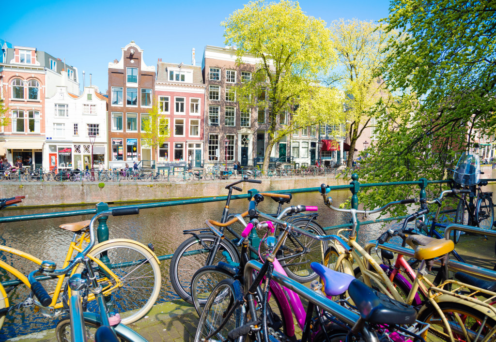 Сцена Амстердамского канала с велосипедами и мостами jigsaw puzzle in Пазл дня puzzles on TheJigsawPuzzles.com